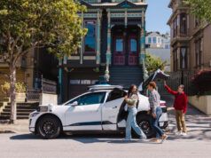 Cosa succede se i passeggeri non chiudono le porte del Robotaxi dopo la corsa? Prova DoorDash.