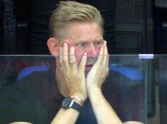 La leggenda del Manchester United è una grande tifosa di Coronation Street e si è “nascosta dietro il divano” in una scena tesa