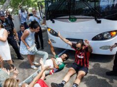 I manifestanti in Australia cercano di impedire che i calciatori iraniani vengano trascinati a Teheran
