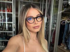 La moglie dell’ex stella della Premier League, che è un “10 su 10 per il sesso”, sfoggia un nuovo look “attraente”