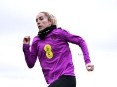 La star delle Lioness e il suo collega calciatore annunciano “abbiamo perso il nostro bambino” in una tragica dichiarazione