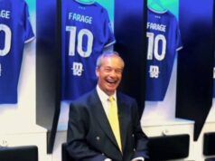 Le buffonate di Nigel Farage a Ipswich Town suscitano rabbia mentre i vecchi commenti vengono criticati