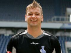 Il calciatore muore dopo un famigerato incidente che gli ha rovinato la carriera mentre l’icona di Prem rende omaggio