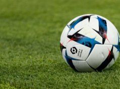 Calciatore “pugnalato all’inguine dal fratello dell’avversario” in una terribile rissa sul campo