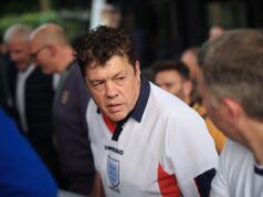 Il famoso supertifoso inglese finanzia un viaggio di sette settimane per la Coppa del Mondo vendendo casa