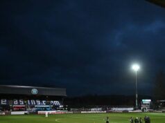 Lo stadio di Macclesfield “bruciato in un incendio doloso” mentre il club dichiara: “state lontani”