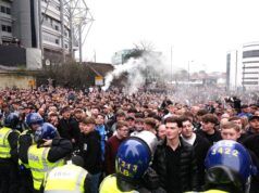 I tifosi del Newcastle e del Sunderland si scontrano fuori dal St James’ Park mentre “lanciano bottiglie alla polizia”
