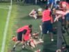 I tifosi di calcio lanciano bambole sessuali in campo indossando le maglie dei loro rivali mentre gli steward combattono per il controllo.