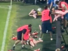 I tifosi di calcio lanciano bambole sessuali in campo indossando le maglie dei loro rivali mentre gli steward combattono per il controllo.