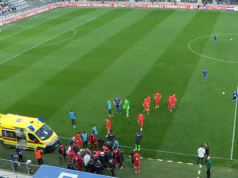 L’allenatore della nazionale è stato portato d’urgenza in ospedale dopo una caduta mentre i giocatori guardavano inorriditi