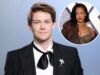 Joe Alwyn ascolta Rihanna sul set di Hamnet