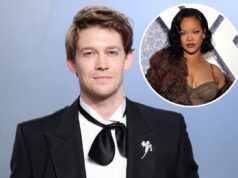 Joe Alwyn ascolta Rihanna sul set di Hamnet