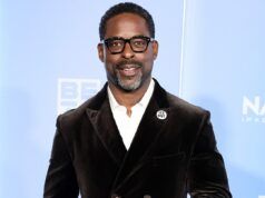 Sterling K in una confessione in camera da letto del NSFW. Marrone