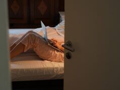 La gente vuole guardare i video a letto: la sua soluzione “geniale” suscita applausi