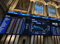 Il petrolio greggio sale del 7% mentre i mercati azionari si trovano ad affrontare volatilità e tensioni record