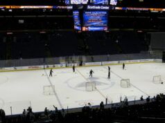 Blues Edge Kraken 3-2 tra le voci commerciali che circondano Parayko