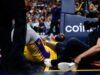 La stella dei Lakers LeBron James (gomito) si trova contro i Pacers