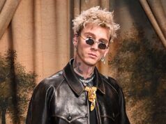 Machine Gun Kelly aiuta un fan dopo essere caduto sul palco