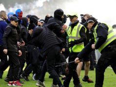 I tifosi dei Rangers e del Celtic si scontrano dopo aver preso d’assalto il campo in una ‘brutta, brutta’ battaglia finale