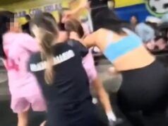 La partita di calcio femminile precipita nel caos quando scoppia una violenta rissa e vengono tirati pugni