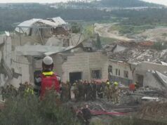 Nativo del Triangolo rifugiato con i bambini dopo un attacco missilistico vicino a una città israeliana