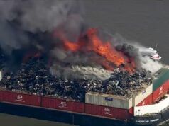 Un enorme incendio è scoppiato su una chiatta di rottami metallici nella baia di Delaware