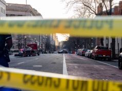 L’uomo è stato preso in custodia dopo aver guidato il furgone fino al cancello di sicurezza fuori dalla Casa Bianca, hanno detto le autorità