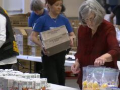 I volontari preparano i pasti per combattere la fame infantile nelle Sandhills