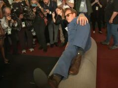 Conto alla rovescia per gli Oscar: Conan O’Brien aiuta a stendere l’iconico tappeto rosso prima degli Oscar del 2026