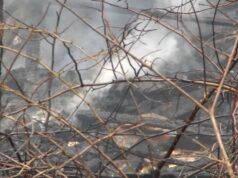 Le condizioni asciutte alimentano gli incendi boschivi della contea di Wake che raggiungono la casa abbandonata a Zebulon