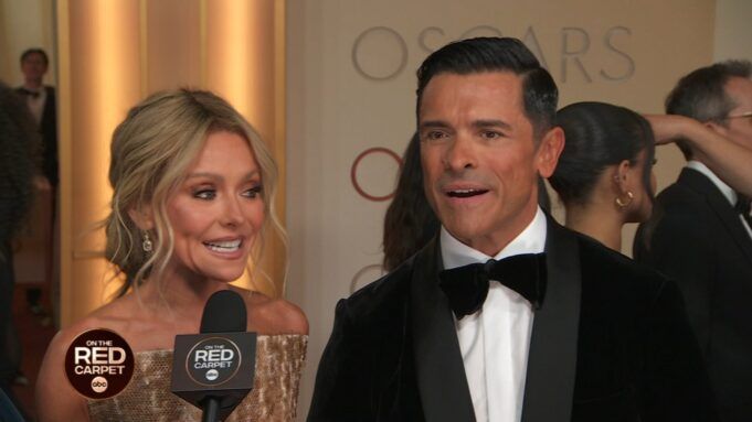 18718567_031526-kabc-carpetpreshow-kelly-and-mark-interview-vid.jpg