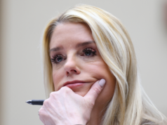 Il procuratore generale Pam Bondi è stato citato in giudizio per rispondere alle domande del Congresso sui file Epstein