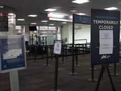 I lavoratori della TSA si trovano ad affrontare la realtà di lavorare senza retribuzione poiché i passeggeri ignari della chiusura vedono lunghe code