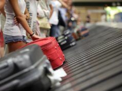 Addetto ai bagagli dell’aeroporto di Los Angeles ripreso da un video terrificante: “Intenzionale”