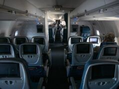 I passeggeri dell’aereo indossano le cuffie Apple, ciò che chiamano scosse di assestamento