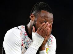 I rivali inglesi della Coppa del Mondo licenziano l’allenatore poche settimane prima dello scontro della fase a gironi