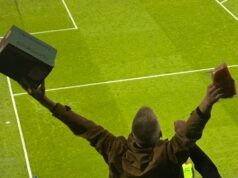 Un tifoso dell’Everton riceve tostapane e panini allo stadio unendosi alle leggende dei motorini e dei vibratori