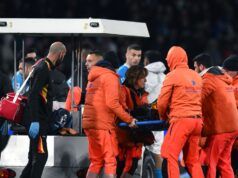 La stella del Napoli Lameck Banda crolla in campo in scene terrificanti mentre Antonio Conte rimane scioccato