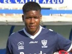 Stella del calcio di 22 anni uccisa a colpi di arma da fuoco fuori da un nightclub mentre la polizia indaga su una rissa di strada