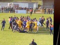 Una partita di calcio fuori campionato finisce con una grande rissa quando i giocatori giurano di “uccidersi a vicenda”