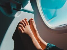 Donna ‘imbavagliata’ da ciò che vede fare ai passeggeri dell’aereo: ‘angoscia mentale’