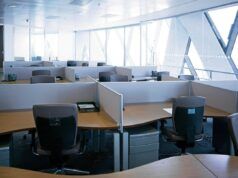 Una donna mostra la foto del matrimonio al lavoro: shock per la reazione “strana” dei colleghi