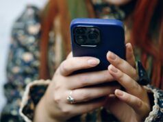 Una donna controlla Facebook: frustrata da messaggi vecchi di un anno che non ha mai visto