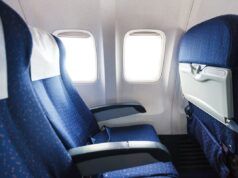 Il passeggero dell’aereo cerca di prendere il posto vicino al finestrino finché il suo compagno non “scatta”