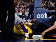 LeBron James dei Lakers si infortuna al gomito nella sconfitta contro i Nuggets