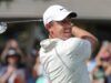 Rory McIlroy (indietro) attende il suo arrivo al Players Championship mercoledì