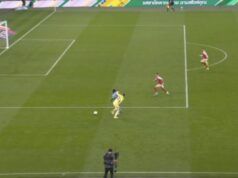 L’Arsenal sfugge al “cartellino rosso chiaro” quando Kepa Arrizabalaga commette fallo su Jeremy Doku per fermare il gol del Manchester City