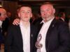 Il prodigio del Manchester United Kai Rooney firma un grosso contratto così come suo padre Wayne Rooney
