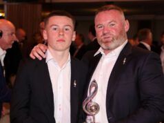 Il prodigio del Manchester United Kai Rooney firma un grosso contratto così come suo padre Wayne Rooney