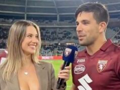 La verità è che la stella della Serie A “deve distogliere lo sguardo” da un bel giornalista, ma non tutto è come sembra